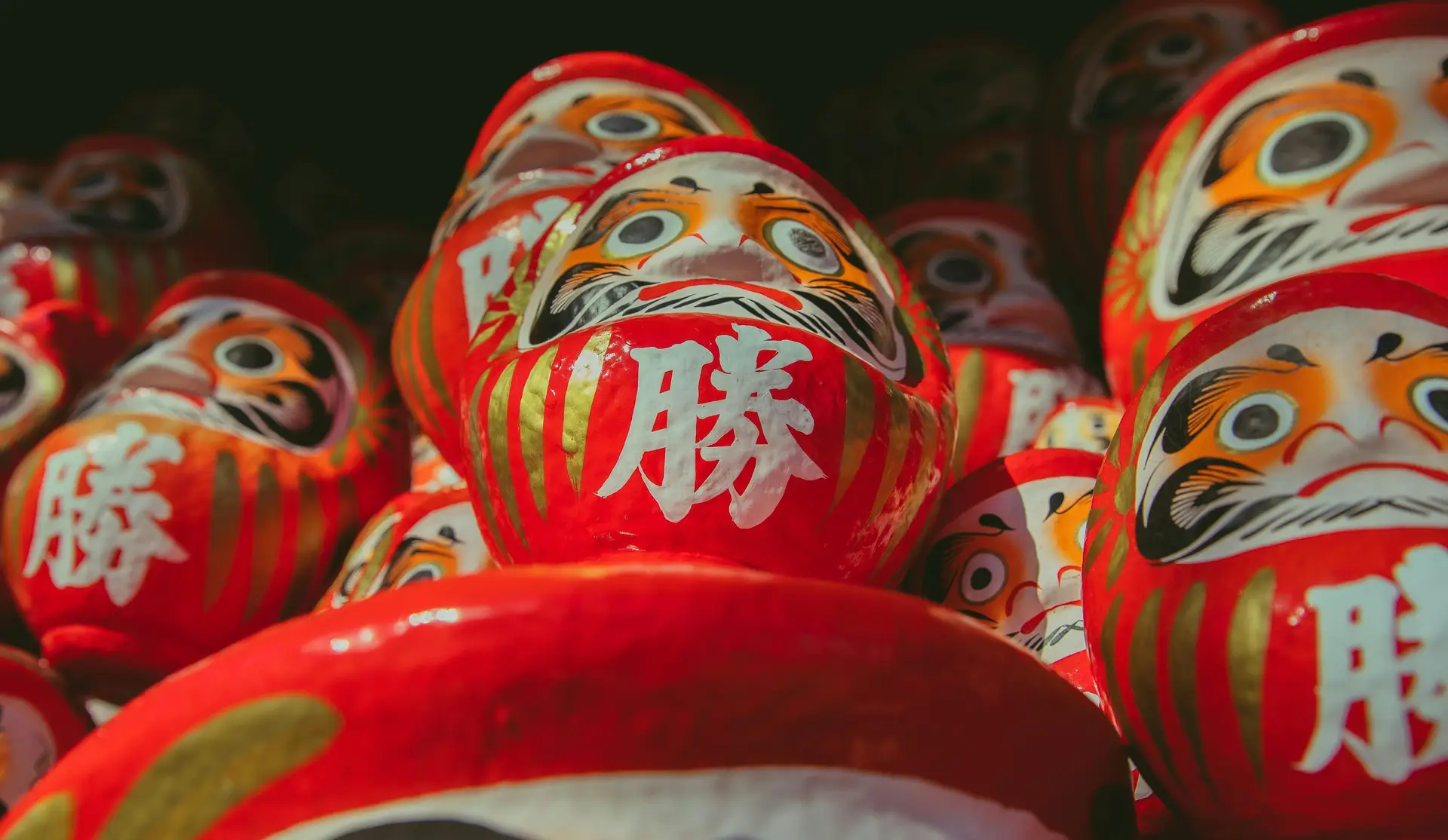 Darumas rouge empilés les uns sur les autres.