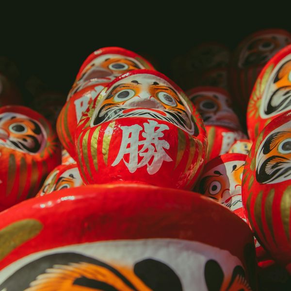 Darumas rouge empilés les uns sur les autres.