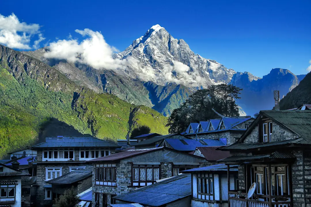 Vue à couper le souffle des Himalayas avec des maisons népalaises traditionnelles au premier plan