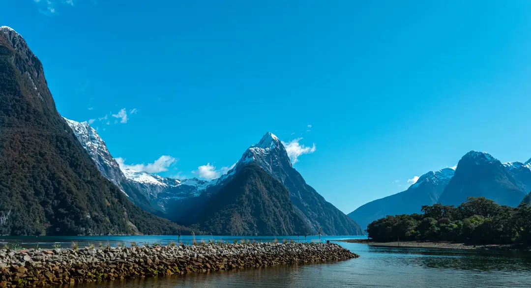 Vue sur Milford Sound et le Mitre Peak en Nouvelle-Zélande