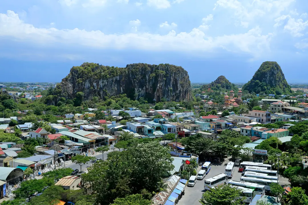 Vue sur les formations calcaires et la végétation autour des Montagnes de Marbre, près de Da Nang.