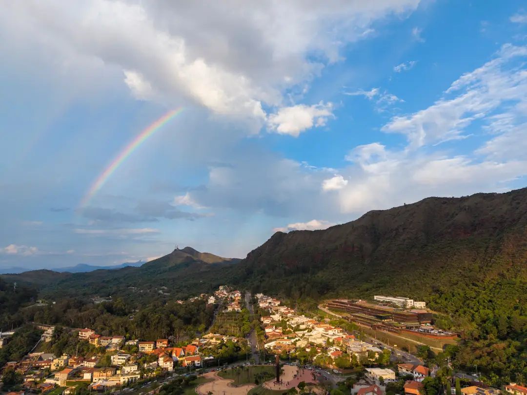 Vue aérienne de la Serra do Curral et d'un arc-en-ciel au-dessus de Belo Horizonte, au Brésil