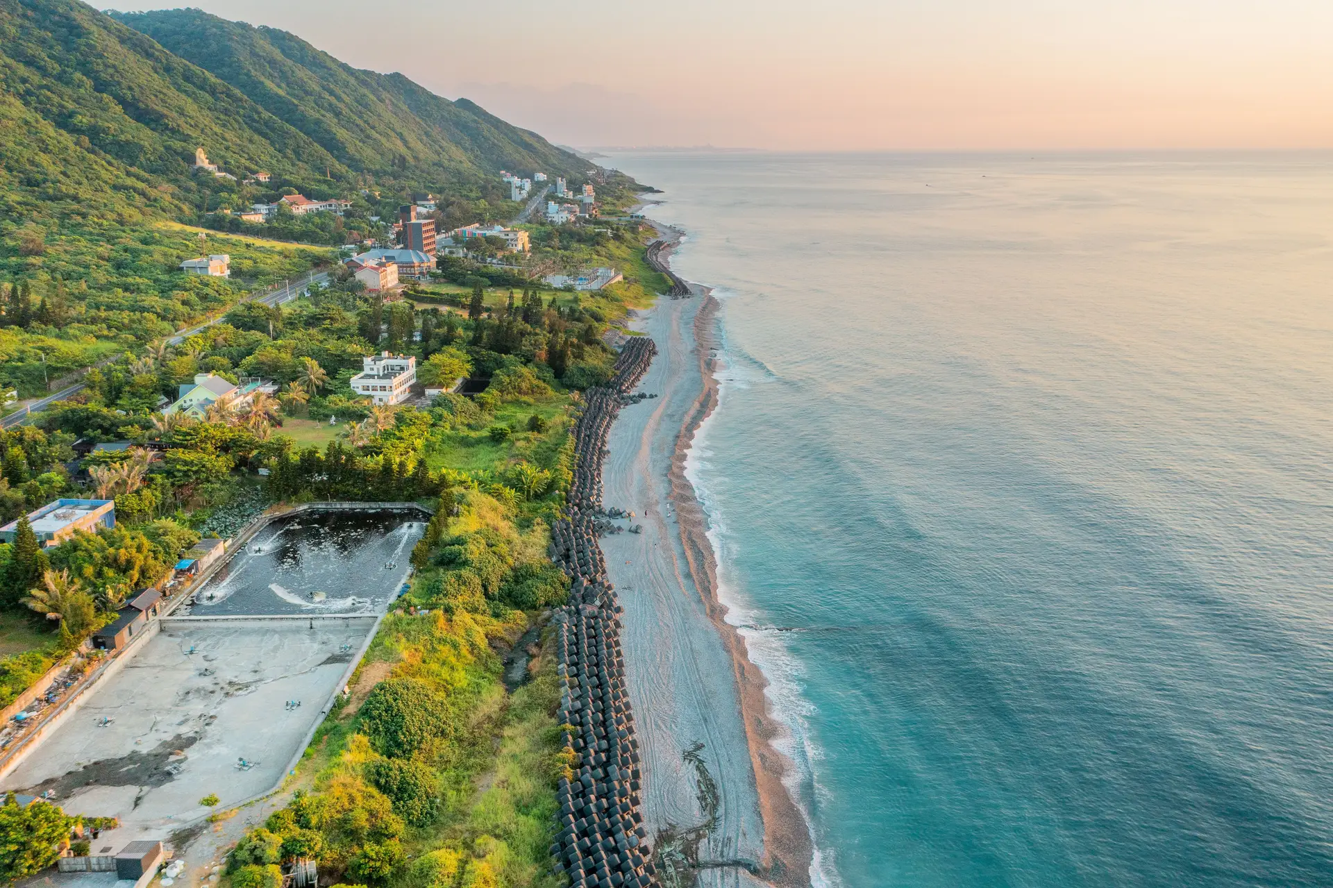 Vue aérienne de la côte verdoyante de Hualien bordée par l'océan Pacifique à Taïwan.