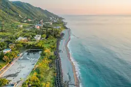 Vue aérienne de la côte verdoyante de Hualien bordée par l'océan Pacifique à Taïwan.