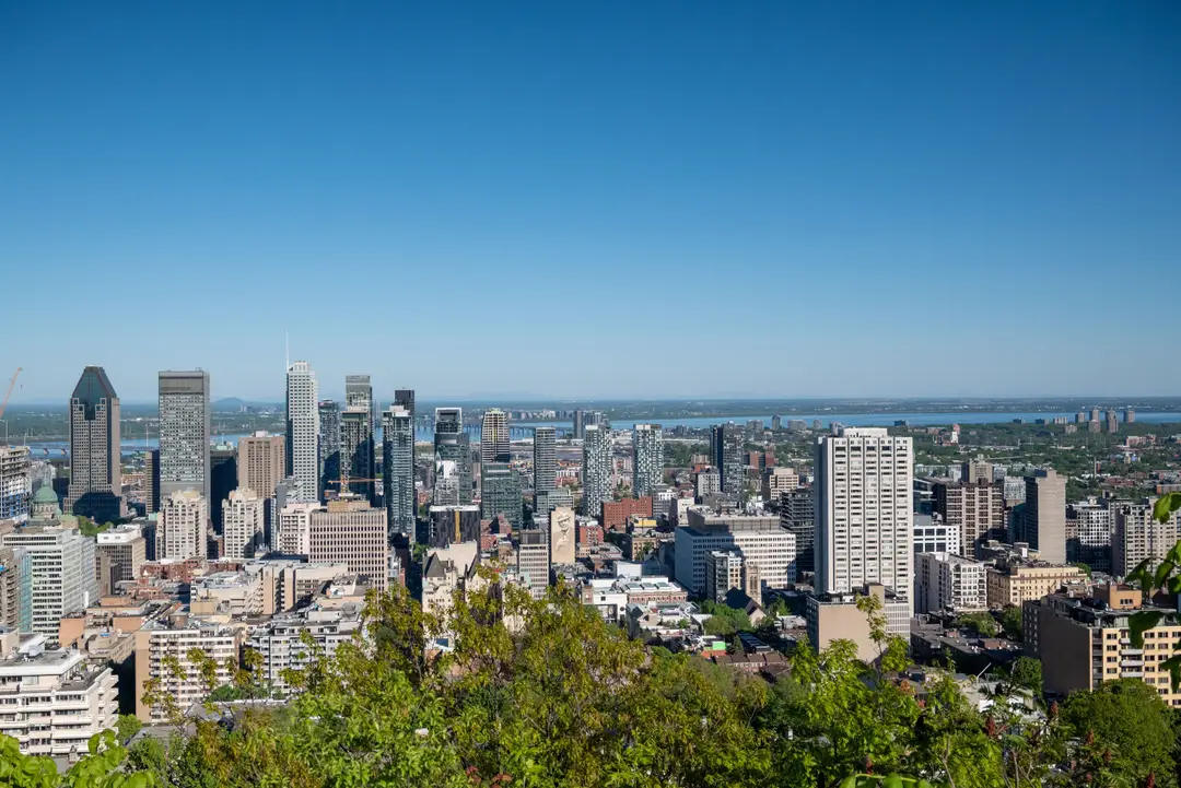 Vue aérienne de la ligne d'horizon de Montréal avec ses gratte-ciels emblématiques et son paysage urbain par une journée claire