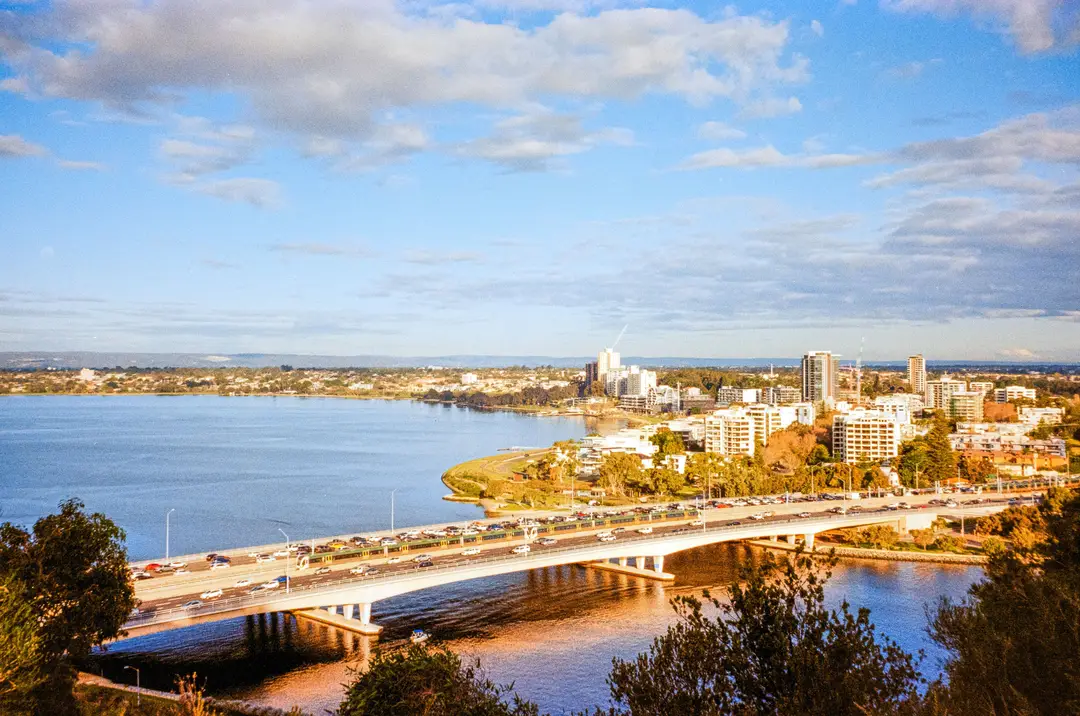 Vue aérienne de la ville de Perth avec la rivière Swan.jpg