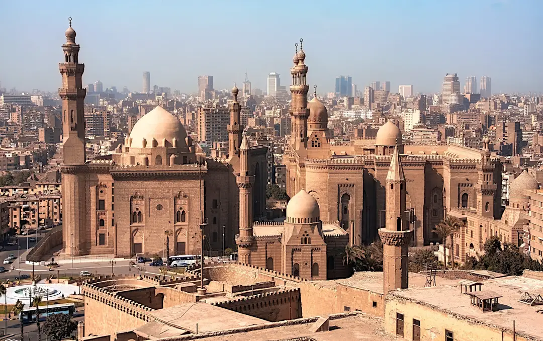 Vue aérienne du Caire et de ses mosquées historiques
