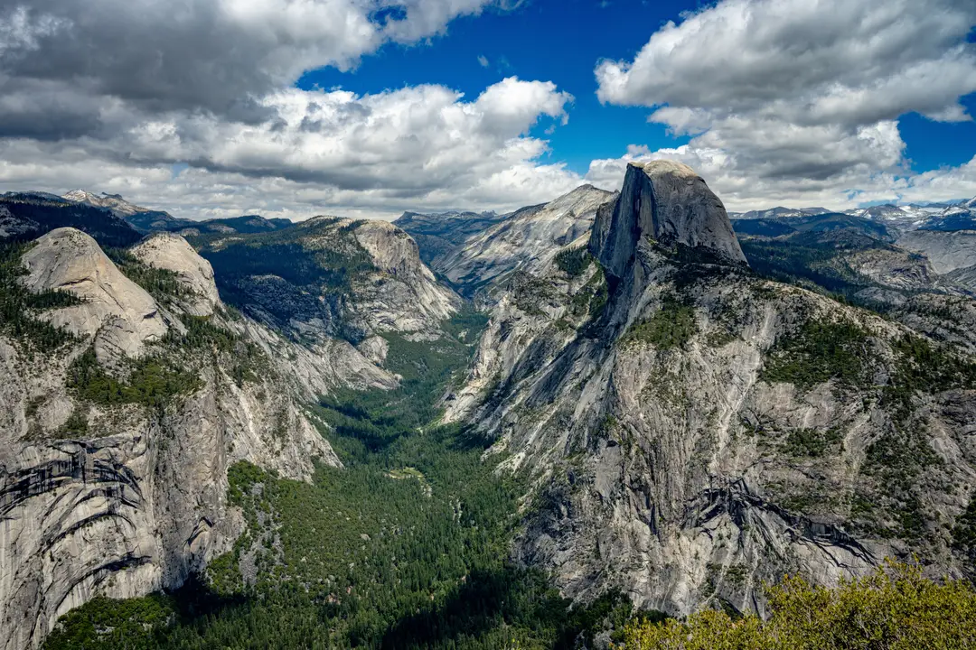 Vue sur Half Dome dans le parc national de Yosemite, en Californie.