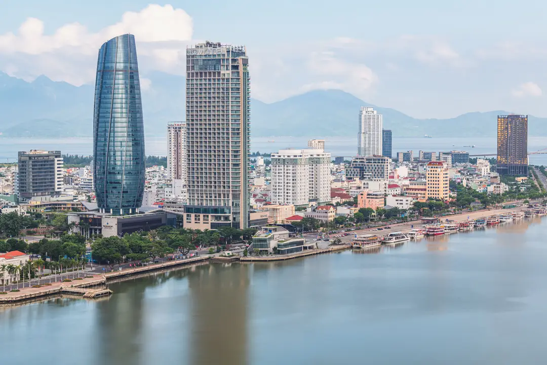 Vue aérienne du centre de Da Nang et de ses immeubles le long de la rivière Han.