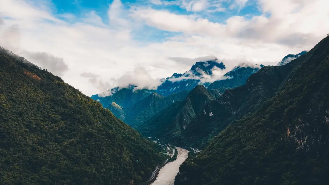 Vue aérienne époustouflante de la vallée de Nujiang dans le Yunnan, Chine