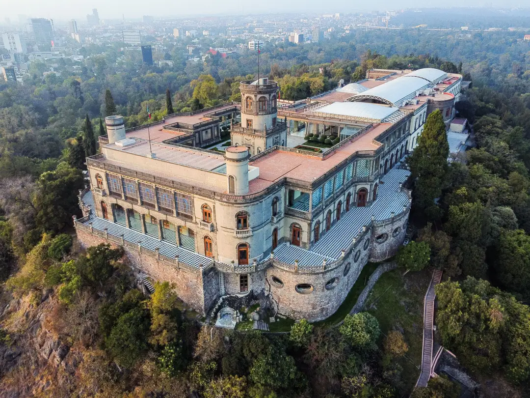 Vue aérienne du château de Chapultepec entouré de verdure à Mexico