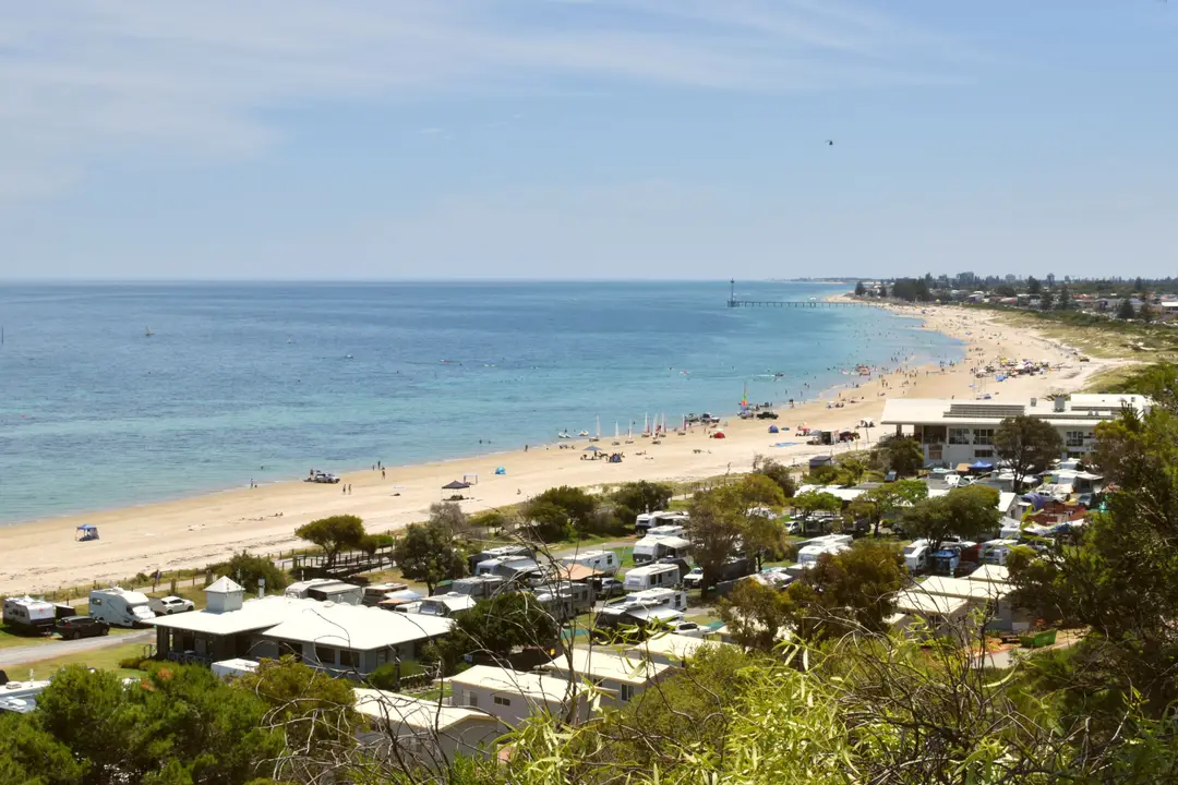 Vue aérienne pittoresque de la plage de Glenelg, Adélaïde