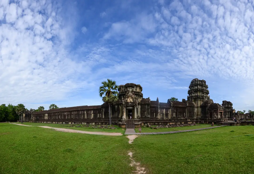 Vue d’ensemble d’Angkor Wat sous un ciel nuageux au Cambodge
