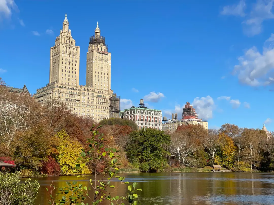 Vue d'automne des tours San Remo depuis Central Park à New York.