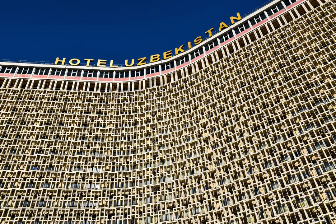 Vue détaillée de la façade du monument Hôtel Ouzbékistan à Tachkent, mettant en valeur une architecture unique