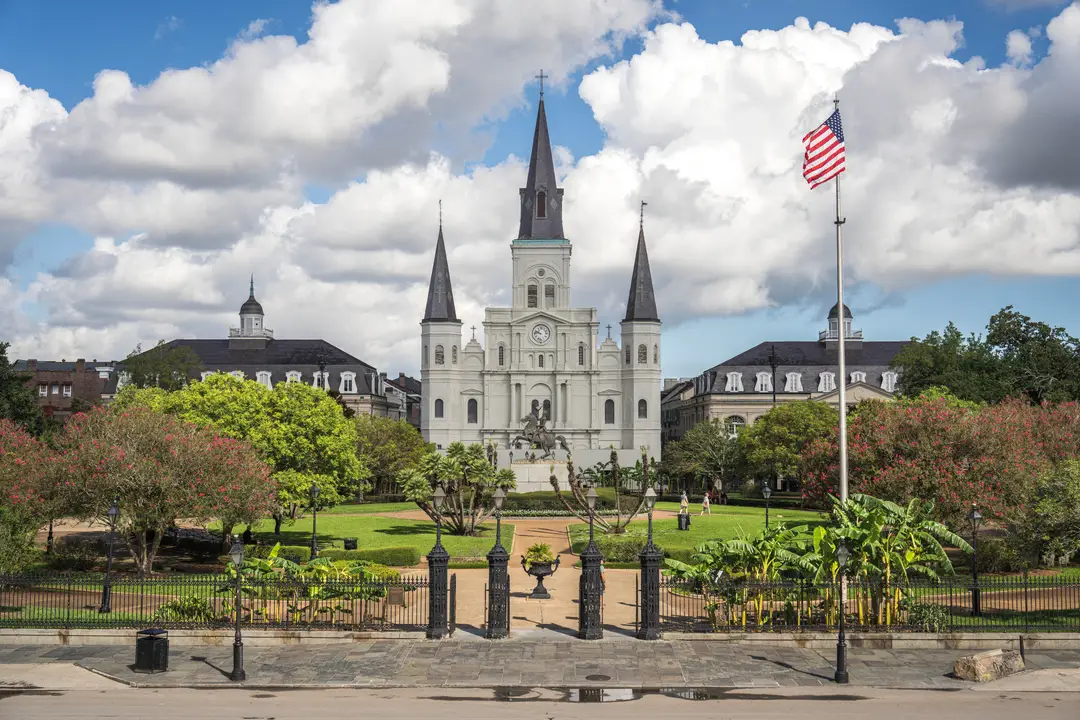 Jackson Square et la cathédrale Saint-Louis à La Nouvelle-Orléans sous un ciel coloré.