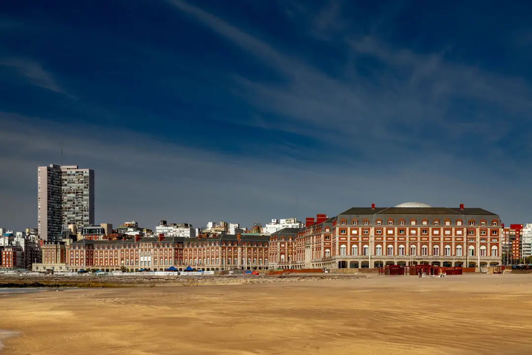Vue de l'emblématique hôtel Bristol et de la ligne d'horizon depuis la plage de Mar del Plata, en Argentine