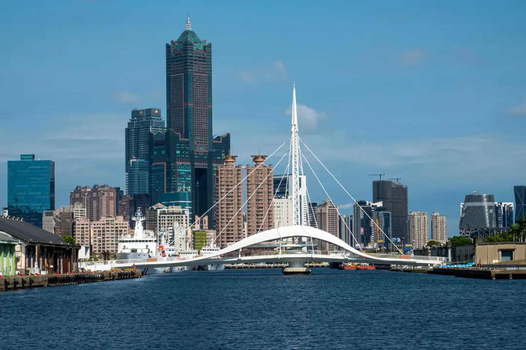 Vue de la ligne d'horizon de la ville de Kaohsiung, présentant un pont moderne au-dessus du front de mer.jpg