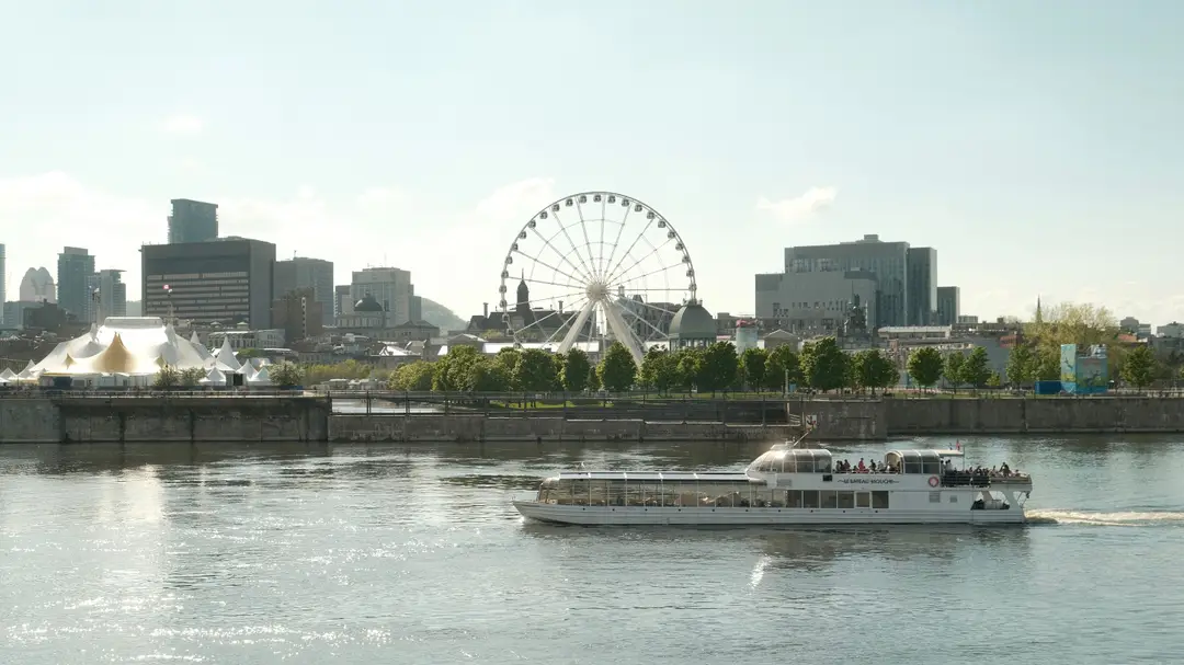 Vue de la skyline de Montréal avec un ferry fluvial