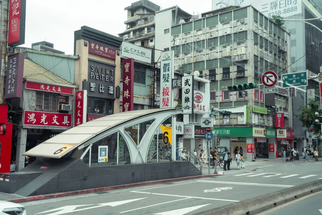 Vue de rue de la ville de Taipei avec entrée de métro, enseignes vibrantes et architecture urbaine..jpg