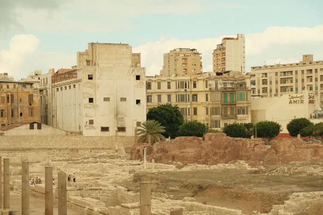 Ruines romaines à Alexandrie sur fond de paysage urbain
