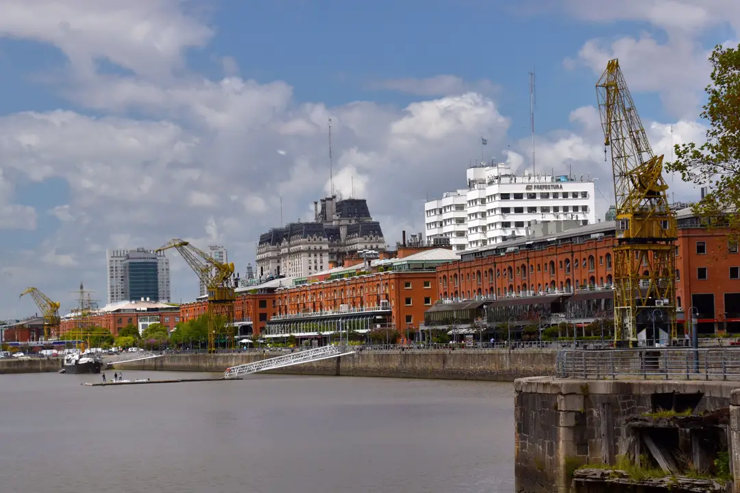 Vue du quartier de Puerto Madero avec des grues historiques et des bâtiments modernes à Buenos Aires