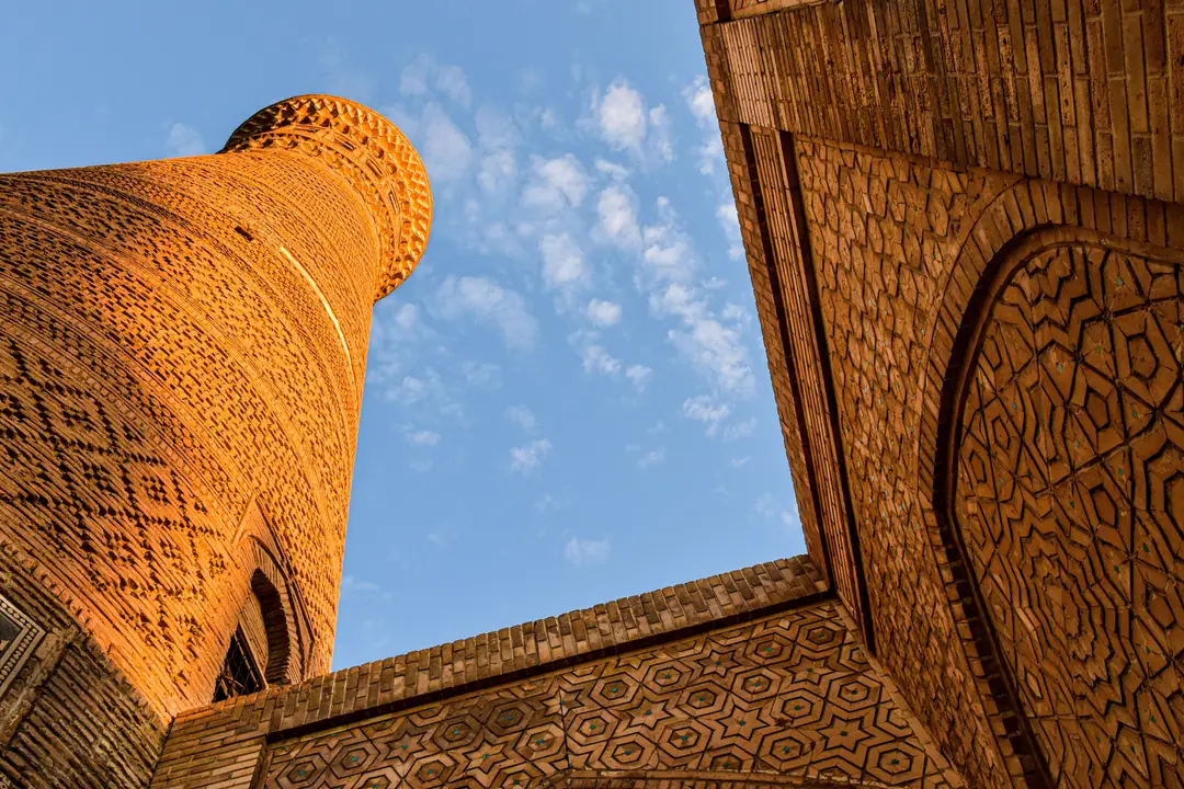 Vue en contre-plongée du minaret Kalon à Boukhara mettant en avant l'architecture islamique