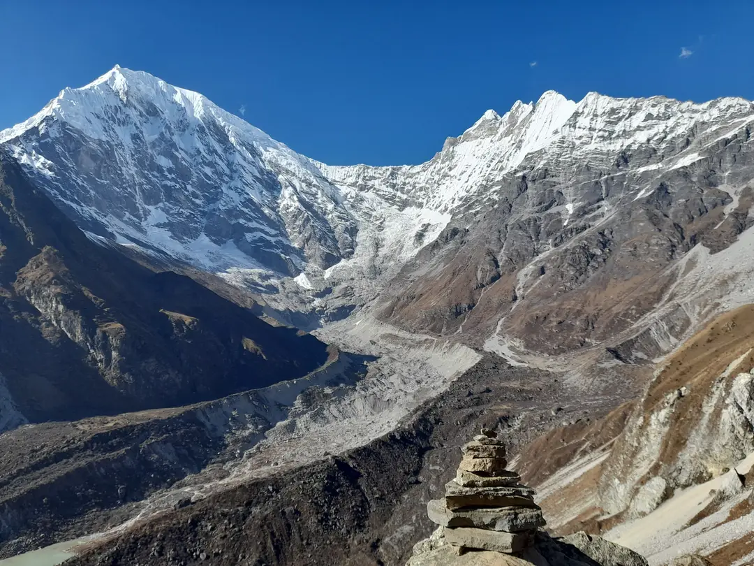 Vue époustouflante des sommets enneigés de Langtang Lirung sous un ciel bleu clair.jpg