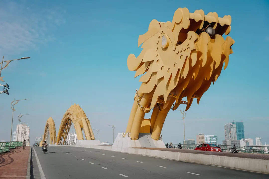 Le pont du Dragon à Da Nang sous un ciel dégagé.