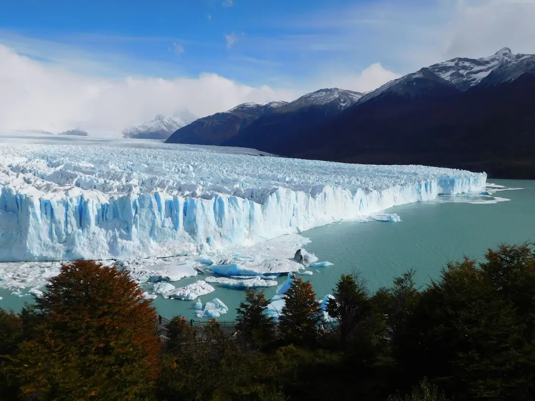 Vue époustouflante du glacier Perito Moreno et des montagnes des Andes environnantes.