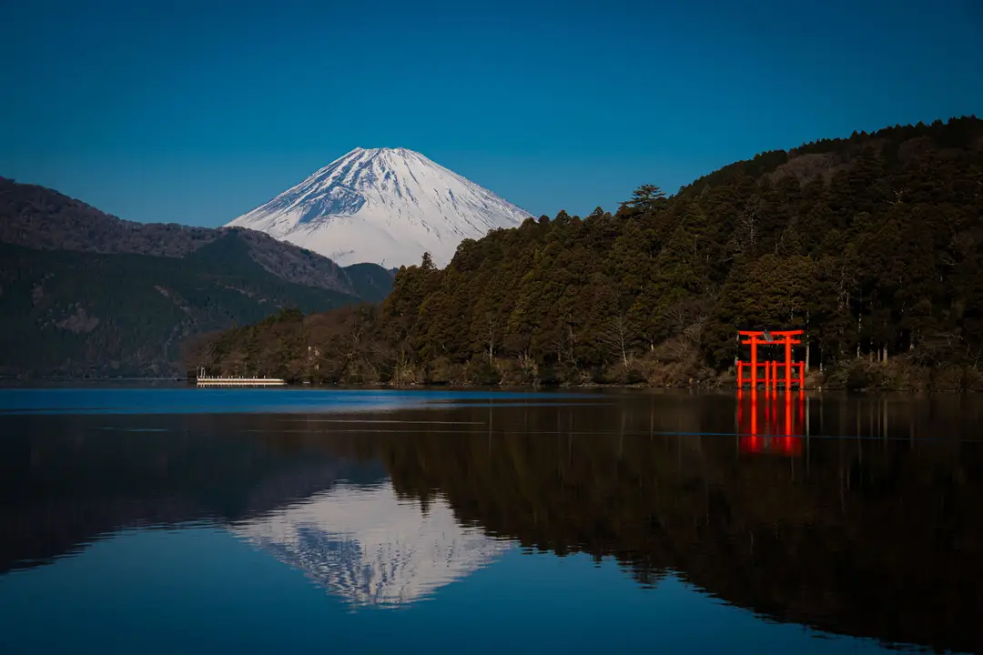 Vue imprenable du mont Fuji et d'un torii rouge se reflétant dans le lac Ashi, Hakone, Japon..jpg