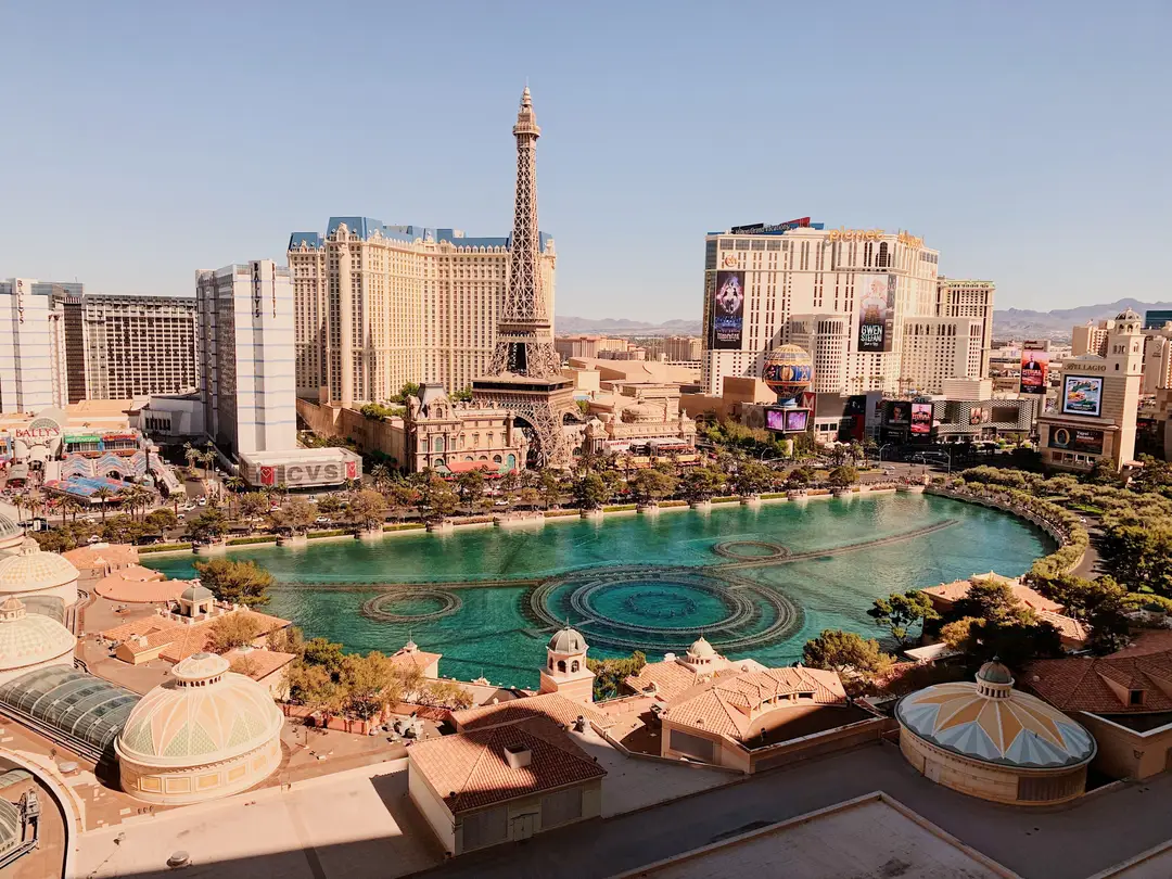 Vue sur le Strip de Las Vegas avec une réplique de la Tour Eiffel et une métropole animée