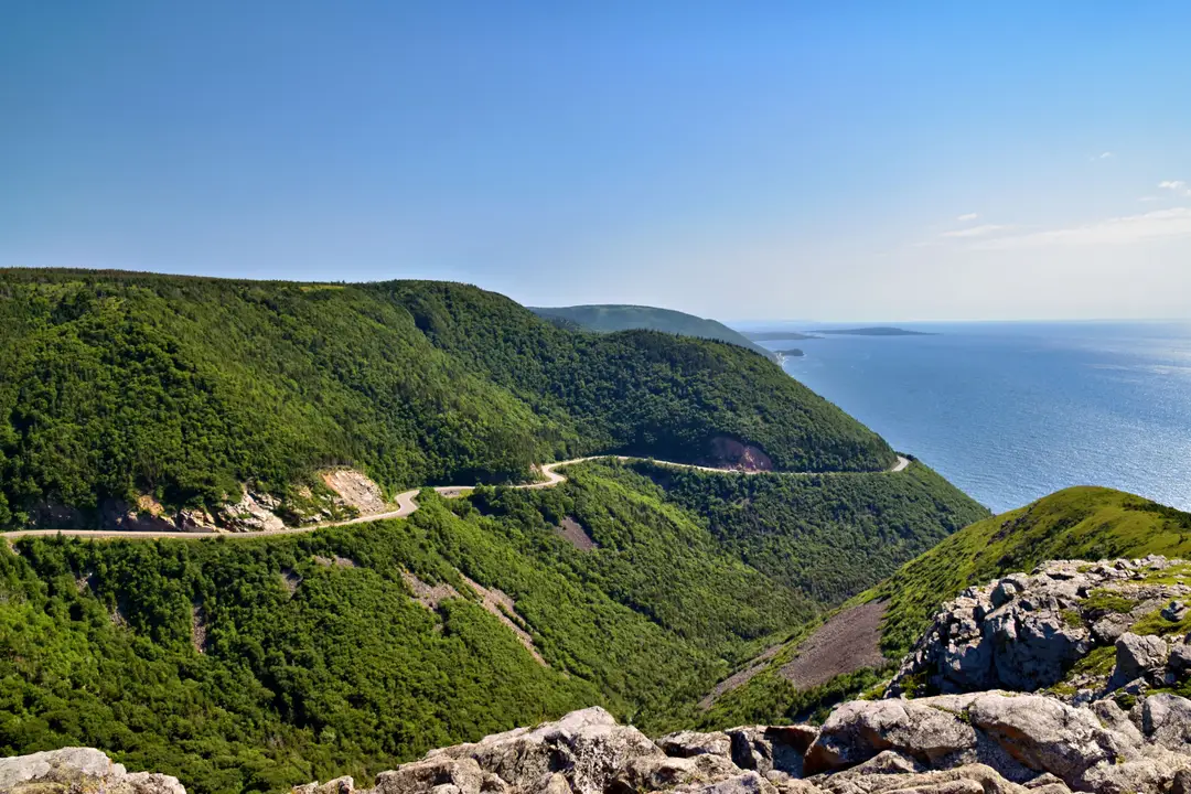 Route Cabot longeant les collines et les falaises côtières du Cap-Breton, en Nouvelle-Écosse