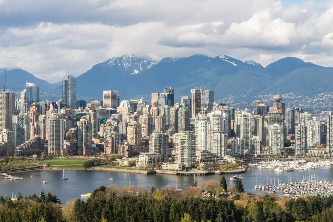 Vue imprenable sur le skyline de Vancouver avec des montagnes et une marina en arrière-plan