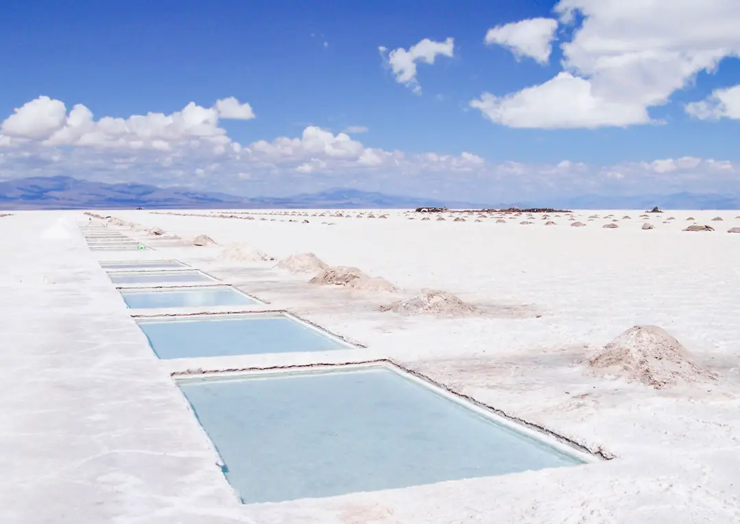 Vue large des Salinas Grandes, Argentine, présentant de vastes salins sous un ciel bleu éclatant