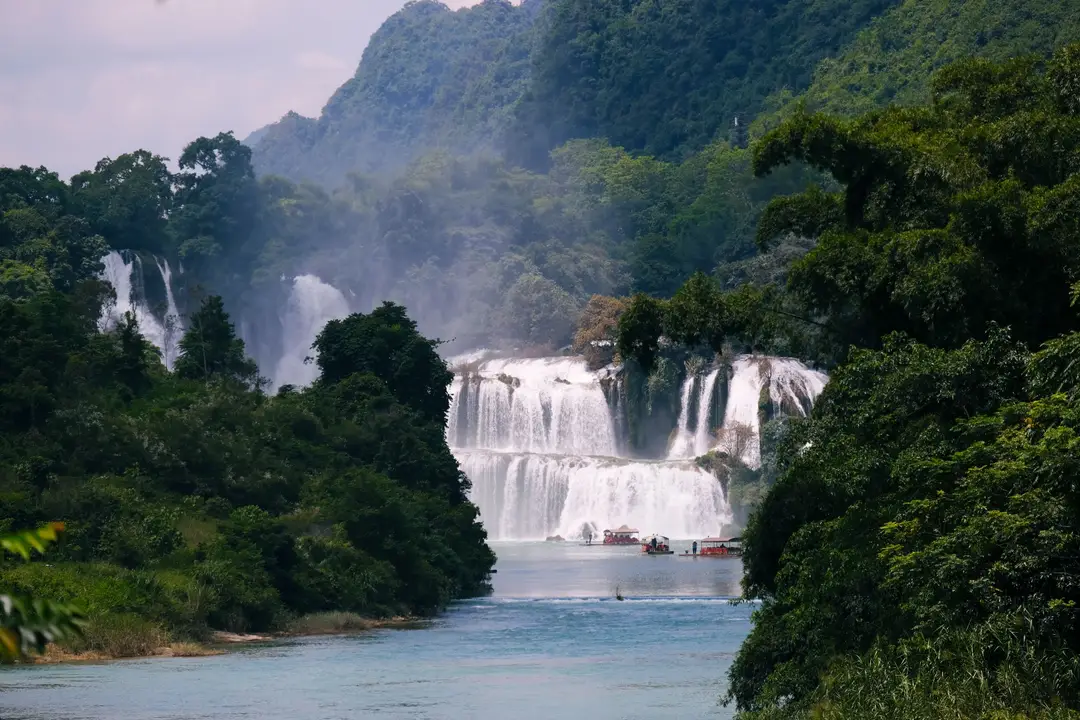 Vue majestueuse de la cascade de Ban Gioc.jpg
