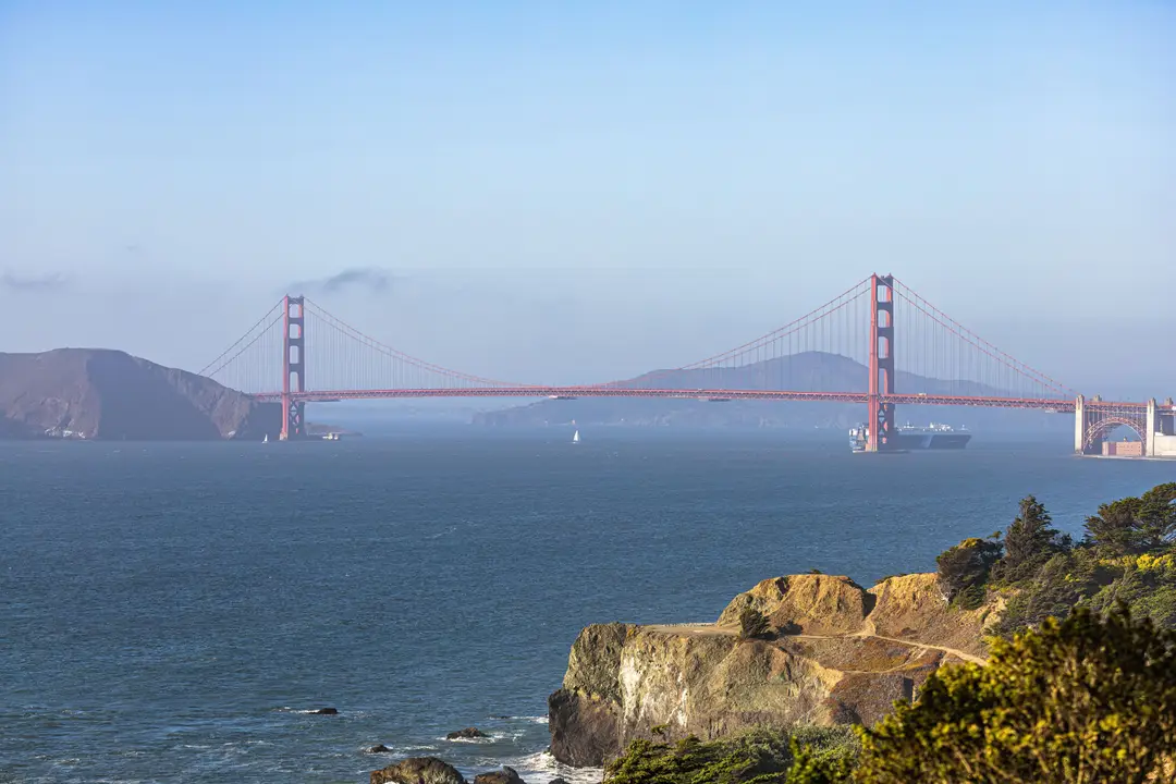 Vue panoramique sur le Golden Gate Bridge et l'océan Pacifique à San Francisco.