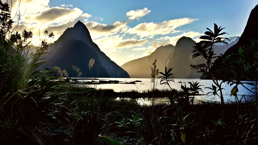 Vue sereine du crépuscule sur Milford Sound avec des montagnes imposantes et des eaux calmes