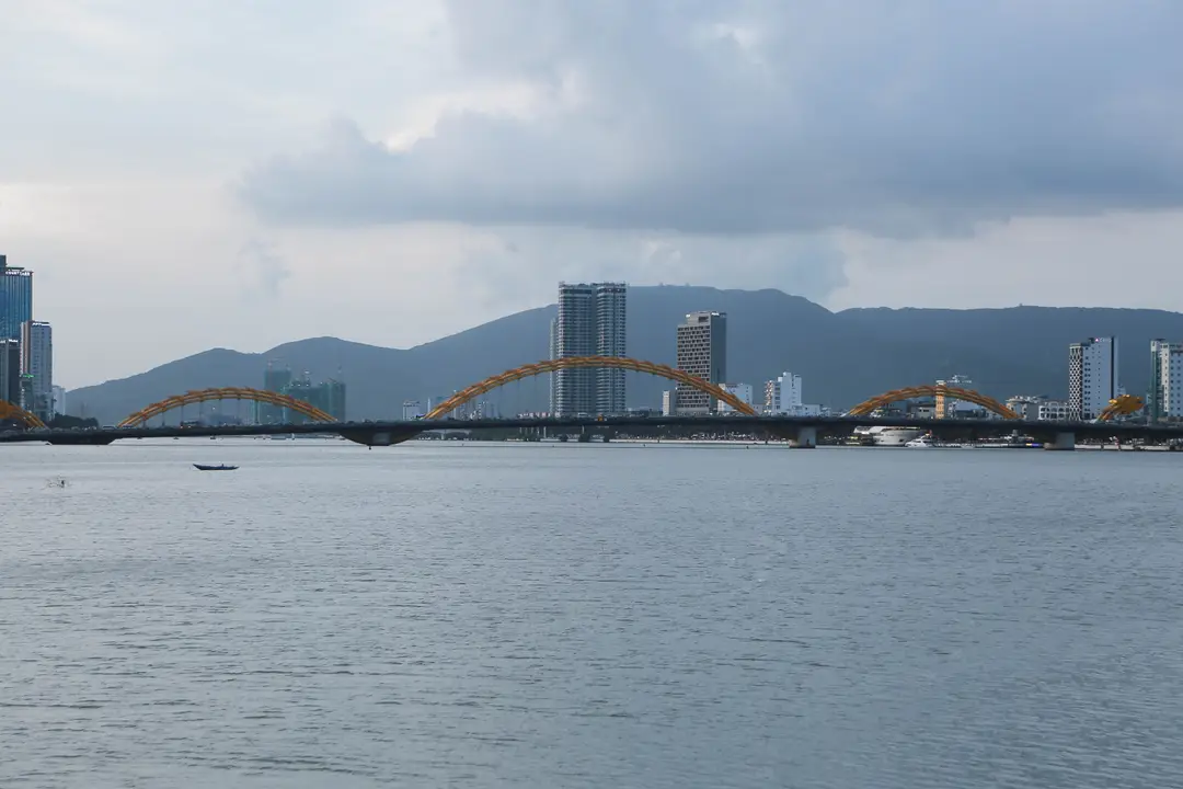 Le pont du Dragon au-dessus de la rivière Han, à Da Nang, au Vietnam.