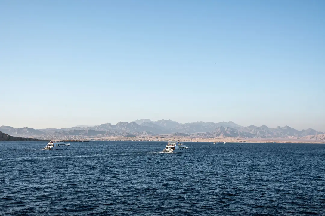 Bateaux sur la mer Rouge avec les montagnes égyptiennes en arrière-plan