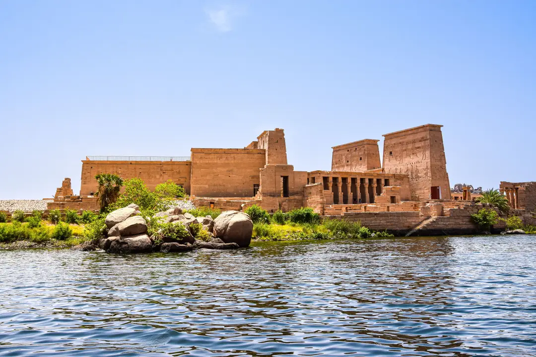 Vue panoramique du Temple de Philae sur le Nil, mettant en valeur l'architecture égyptienne ancienne