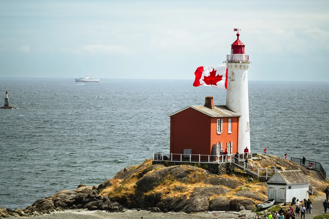 Vue panoramique du phare de Fisgard à Victoria, en Colombie-Britannique, orné d'un drapeau canadien