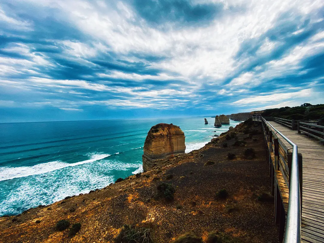 Vue panoramique époustouflante des formations rocheuses des Douze Apôtres le long de la côte pittoresque de l'Australie..jpg