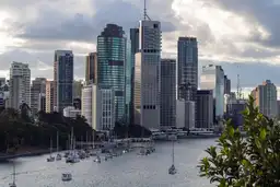 Vue panoramique sur la skyline et les gratte-ciels du centre-ville de Brisbane depuis Kangaroo Point au bord de la rivière.