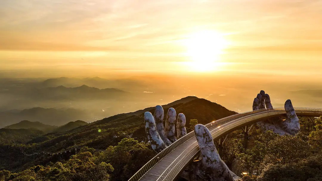 Le Golden Bridge à Ba Na Hills, dans les montagnes près de Da Nang, au Vietnam.