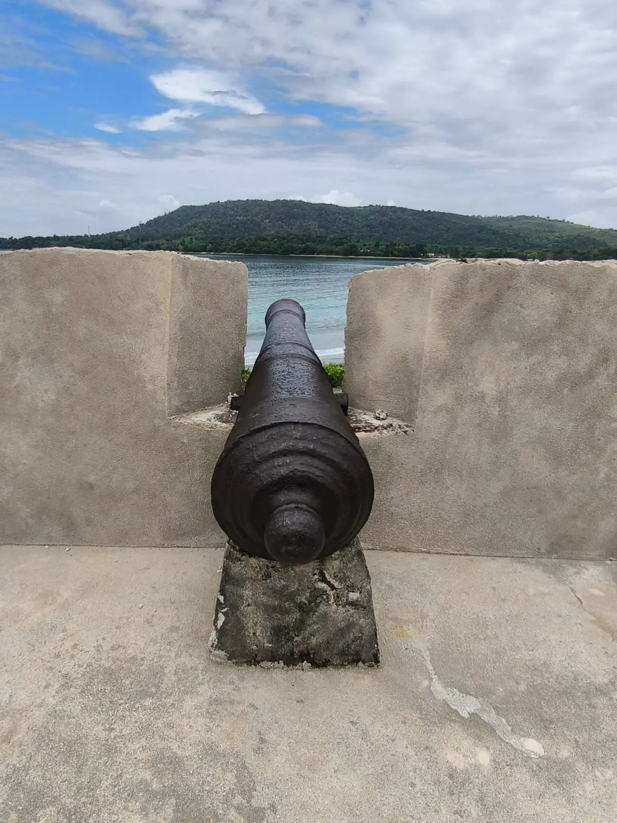 Voyage en Asie — Ancien canon sur les remparts d'un fort côtier, immersion dans l'histoire et le patrimoine militaire d'Asie — Shanti Travel