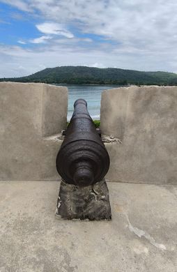 Voyage en Asie — Ancien canon sur les remparts d'un fort côtier, immersion dans l'histoire et le patrimoine militaire d'Asie — Shanti Travel