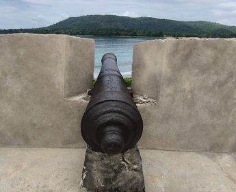 Voyage en Asie — Ancien canon sur les remparts d'un fort côtier, immersion dans l'histoire et le patrimoine militaire d'Asie — Shanti Travel