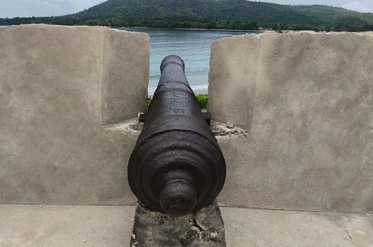 Voyage en Asie — Ancien canon sur les remparts d'un fort côtier, immersion dans l'histoire et le patrimoine militaire d'Asie — Shanti Travel