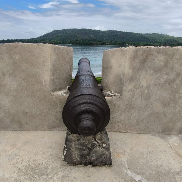 Voyage en Asie — Ancien canon sur les remparts d'un fort côtier, immersion dans l'histoire et le patrimoine militaire d'Asie — Shanti Travel